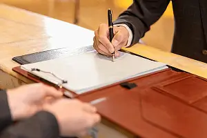 带有珍惜含义的男